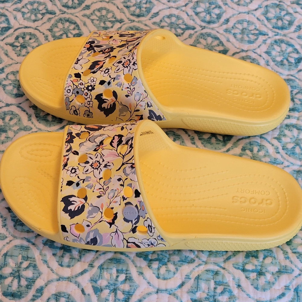 NWOB women's size 10 RARE Vera Bradley crocs in floral and yellow print.